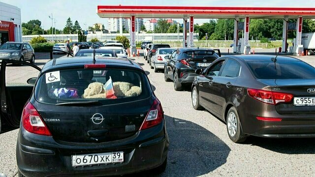 Два часа ради 2,8 литра: на АЗС рассказали о странном поведении калининградских водителей