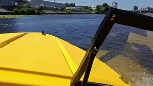 Езда на интуиции: на Преголе блогер ради красивого видео едва не утопил детей на байдарке