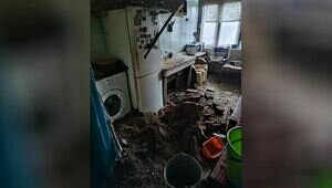 «Слава богу, мама ночевала у меня»: в жилом доме в Славском округе обвалился потолок (видео)