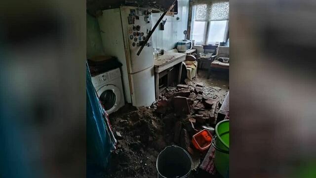 «Слава богу, мама ночевала у меня»: в жилом доме в Славском округе обвалился потолок (видео)
