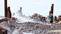 «Осталась одна полосочка»: в Светлогорске шторм смыл практически весь пляж  