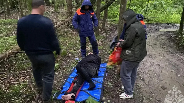 В Зеленоградском округе спасатели прошли с носилками 1,5 км, чтобы помочь неудачно упавшему в лесу рыбаку