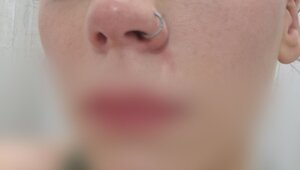 «Снимаю наушники и слышу, что я тварь»: в калининградском автобусе пенсионерка отходила девушку клюкой 