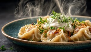Как приготовить пельмени с нежной начинкой и ароматным бульоном внутри — простой рецепт с лайфхаком