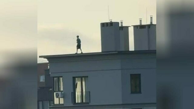 На Гагарина в Калининграде двое подростков ходили по краю крыши десятиэтажки (видео)