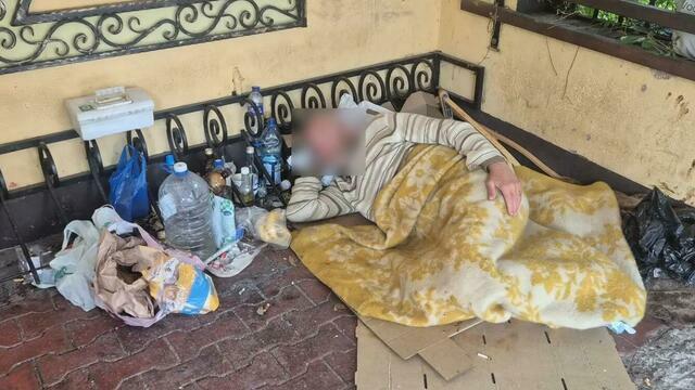 «Просто не смог пройти мимо»: случайный калининградец помог бездомному, живущему на автобусной остановке