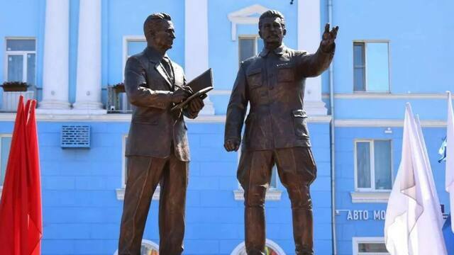 В Череповце открыли памятник Иосифу Сталину и Ивану Бардину 