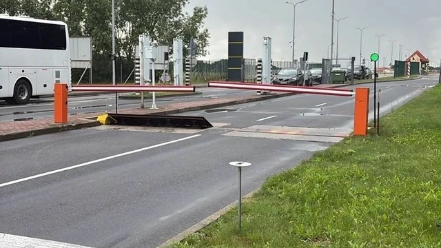 Автобусы без очереди, а машины стоят по 14 часов: что происходит на границе Калининградской области с Польшей  