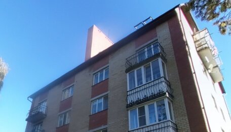 «Жить страшно»: семьи из дома в Пионерском уехали из своих квартир и снимают жильё из-за протекающей крыши (видео)  