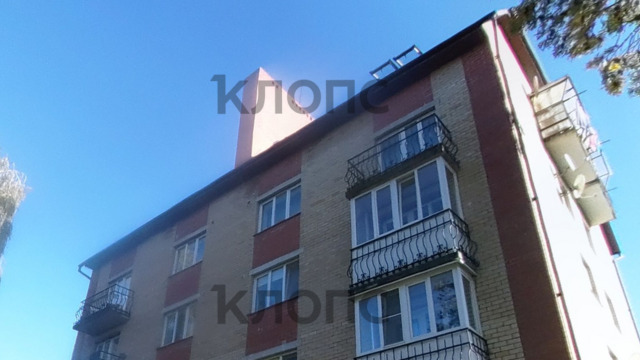 «Жить страшно»: семьи из дома в Пионерском уехали из своих квартир и снимают жильё из-за протекающей крыши (видео)  