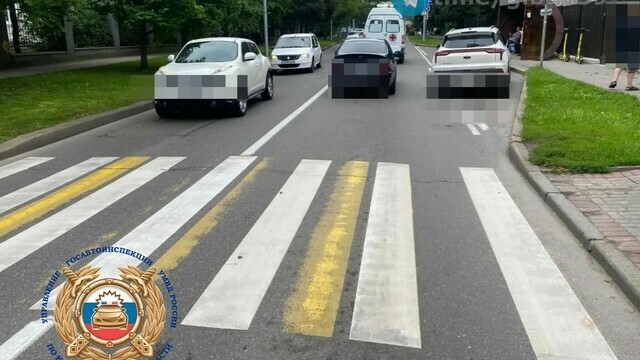На Артиллерийской «Москвич» на зебре влетел в парня на элетросамокате