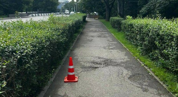 В центре Калининграда самокатчик сбил женщину на тротуаре и сбежал