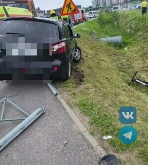 На подъезде к Светлогорску легковушка повалила отбойник на велосипедистку