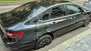 Свежий ремонт не выдержал: на Галицкого вскроют дорогу после провала автомобиля