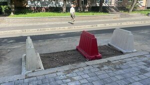 На Галицкого засыпали яму, в которую провалилась машина