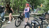 Построенная, но не открытая велодорожка у Янтарного начала зарастать травой (фото)