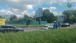 На перекрёстке Карамзина и Кошевого столкнулись легковушки, двух человек увезли на скорой (фото)