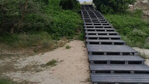 На Куршской косе деревянный настил к морю на экотропе «Высота Эфа» заменили на композитный (фото)  