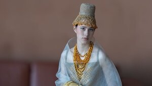 Янтарь, вышитые солнца и сияющие кольчуги: модельер из Калининграда представила коллекцию, вдохновлённую Древней Русью (фото)