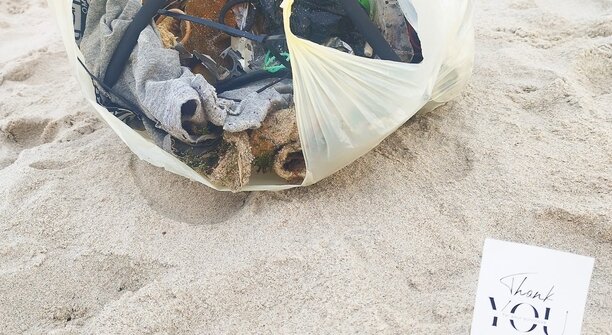 Море сказало спасибо: семья из Полесска убирает пляж в Пионерском уже третий год подряд 