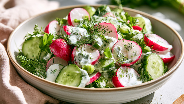 Лёгкий и хрустящий, простой и вкусный: готовим из летних овощей салат со сметанной заправкой и зеленью 
