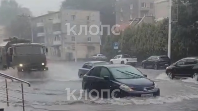 В Калининграде из-за ливня возникли подтопления на нескольких улицах (видео)  