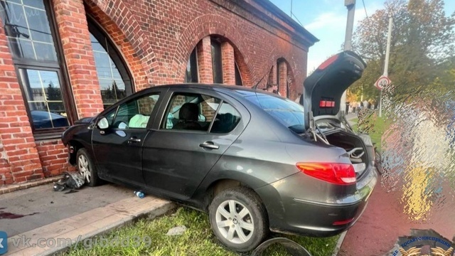 На Черняховского водитель с признаками опьянения сбил девочку и врезался в здание (фото)
