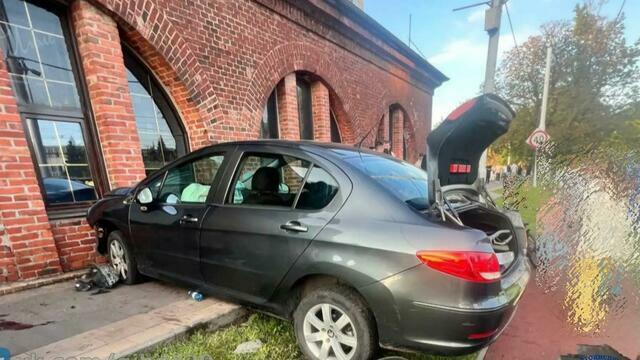 В Калининграде автомобиль после наезда на подростка врезался в здание (видео)