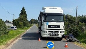 В Гвардейском районе грузовик столкнулся с мотоциклом, байкера увезли в больницу