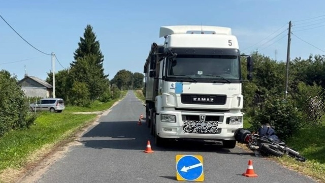В Гвардейском районе грузовик столкнулся с мотоциклом, байкера увезли в больницу