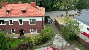 В центре Зеленоградска у въезда во двор дома почти неделю стоит лужа с фекалиями (фото)