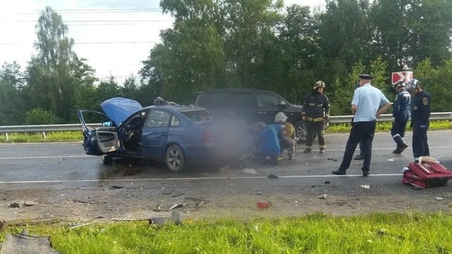 Двоих пострадавших в аварии на выезде из Калининграда пришлось вызволять спасателям (фото)