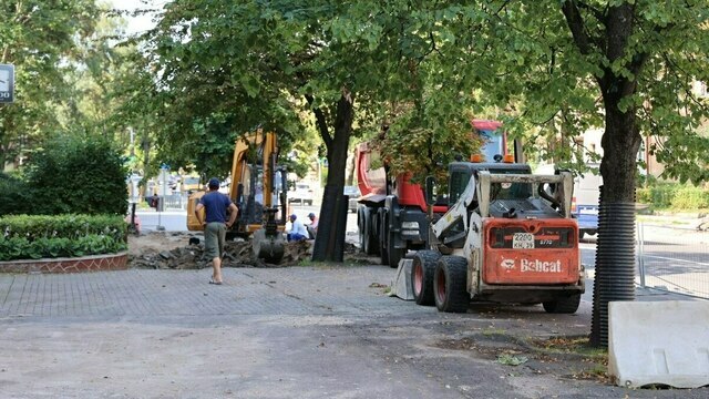 Губернатор посчитал ямы на улице Коммунальной в Калининграде