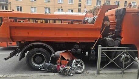 В Калининграде на проспекте Калинина «КамАЗ» наехал на мотоциклиста (видео) 