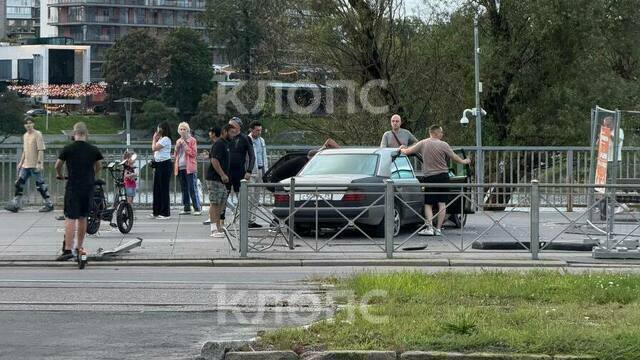 В Калининграде автомобиль пробил ограждение и вылетел на тротуар (видео)