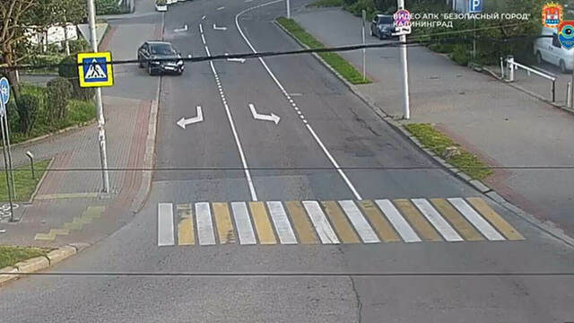 Машину бросало из стороны в сторону: появилось видео аварии на Черняховского, где Peugeot сбил школьницу на тротуаре
