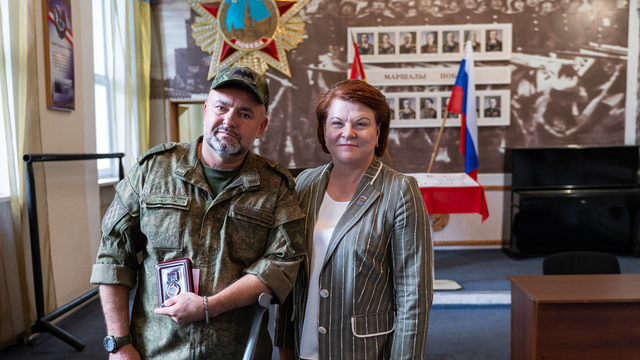 Военнослужащего, спасшего женщину из огня, наградили медалью к 80-летию области