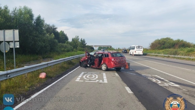 В Гурьевском районе машина столкнулась со служебным автобусом, есть пострадавшая