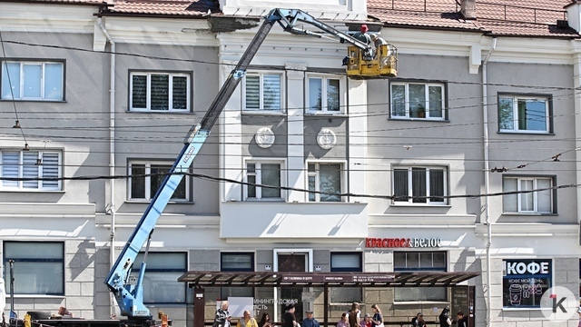 Спустя два года после ремонта со столетнего дома в Калининграде снова осыпается декор (фото)