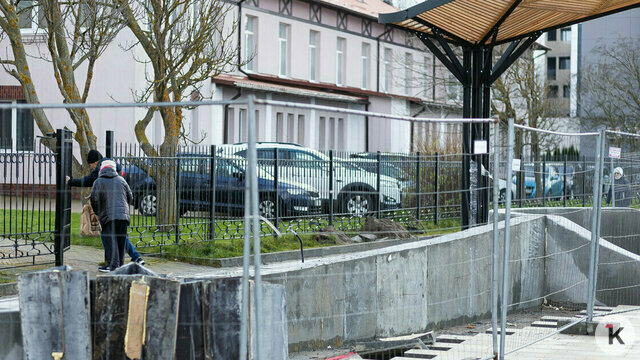 В Зеленоградске пешеходов и велосипедистов разделят бетонными кашпо и чугунными урнами   