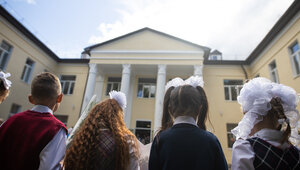 Российских родителей призвали жаловаться в ФАС на продавцов, завышающих цены на школьную форму