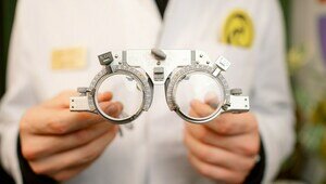 Текст расплывается, а глаза быстро устают: 5 признаков, что зрение пора проверить