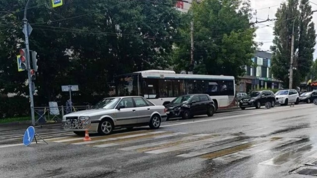 На Киевской столкнулись две легковушки, пассажирку одной из них увезли в больницу