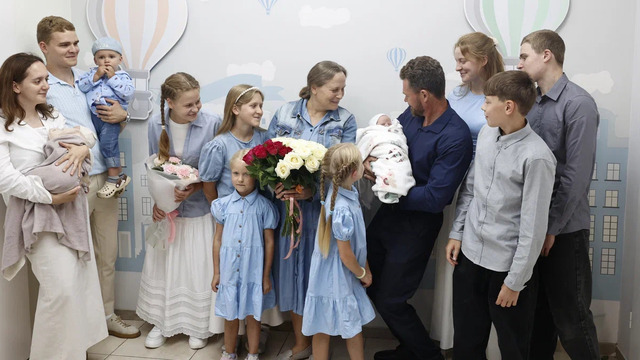 Две семьи пополнились десятыми детьми за один день
