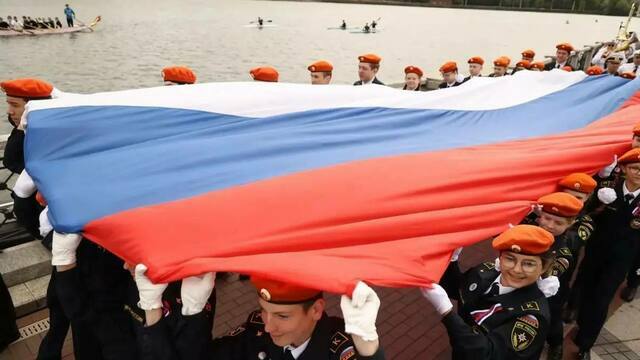 Ретроавтомобили, велопробег и флешмобы: где отметить День флага в Калининграде и области