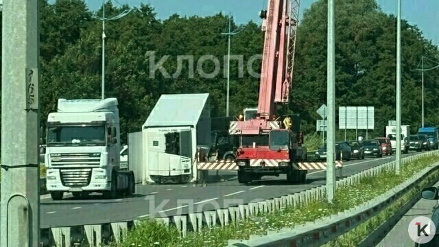 На Советском проспекте фура потеряла холодильник и собрала пробку (фото)