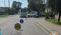 На перекрёстке Тульская — Баженова легковушка влетела в пассажирский автобус
