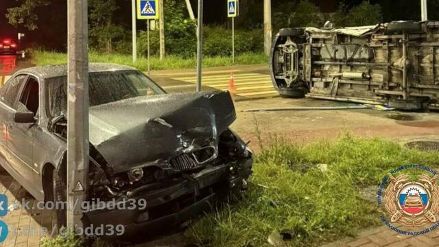 В Калининграде после ДТП на перекрёстке Каблукова и Карташева микроавтобус лёг на бок, есть пострадавший (видео)