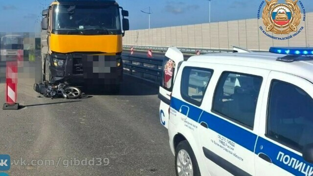 В Калининграде женщина на мотоцикле столкнулась с грузовиком