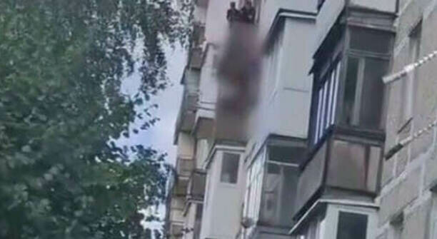 В Калининграде мужчина повис на карнизе балкона на уровне пятого этажа (видео)